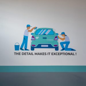 Sticker mural illustratif représentant deux techniciens nettoyant une voiture pour Djoman Nettoyage à Vénissieux.