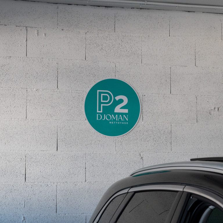 Sticker mural pour parking circulaire posé dans le garage Djoman Nettoyage à Vénissieux.