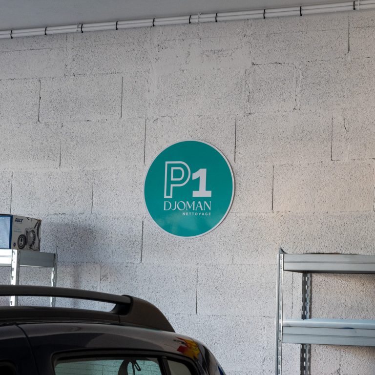 Sticker mural pour parking circulaire posé dans le garage Djoman Nettoyage à Vénissieux.