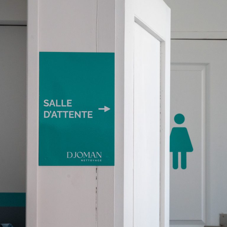 Panneau adhésif directionnel indiquant la salle d’attente chez Djoman Nettoyage.