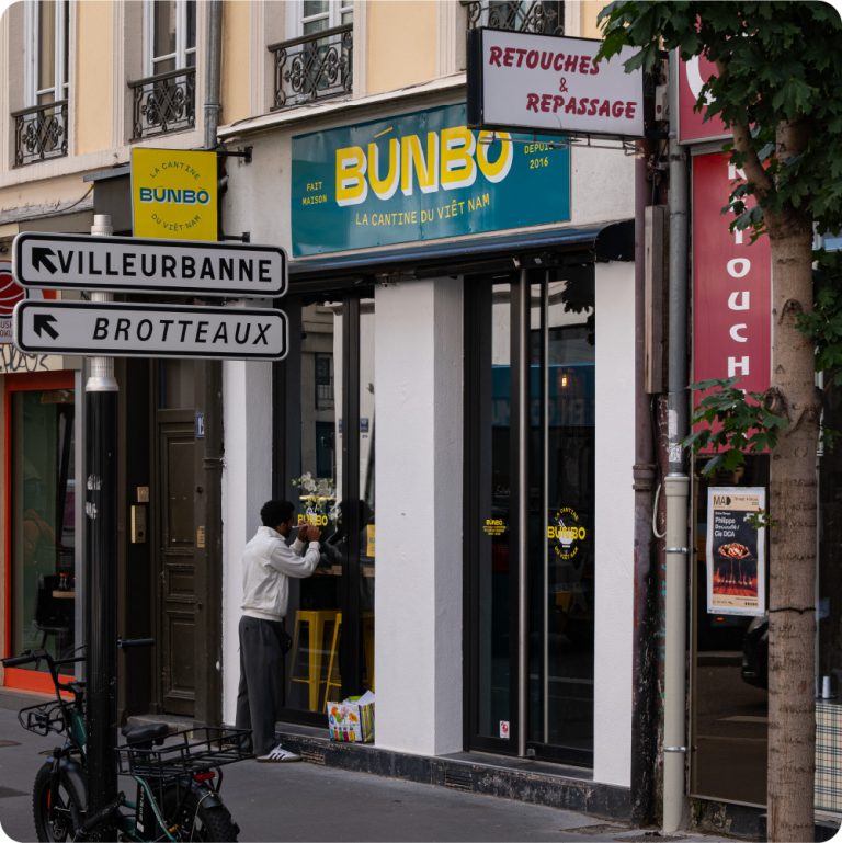 Pose de vitrophanie et d'une enseigne sur pour le restaurant BUNBO à Lyon