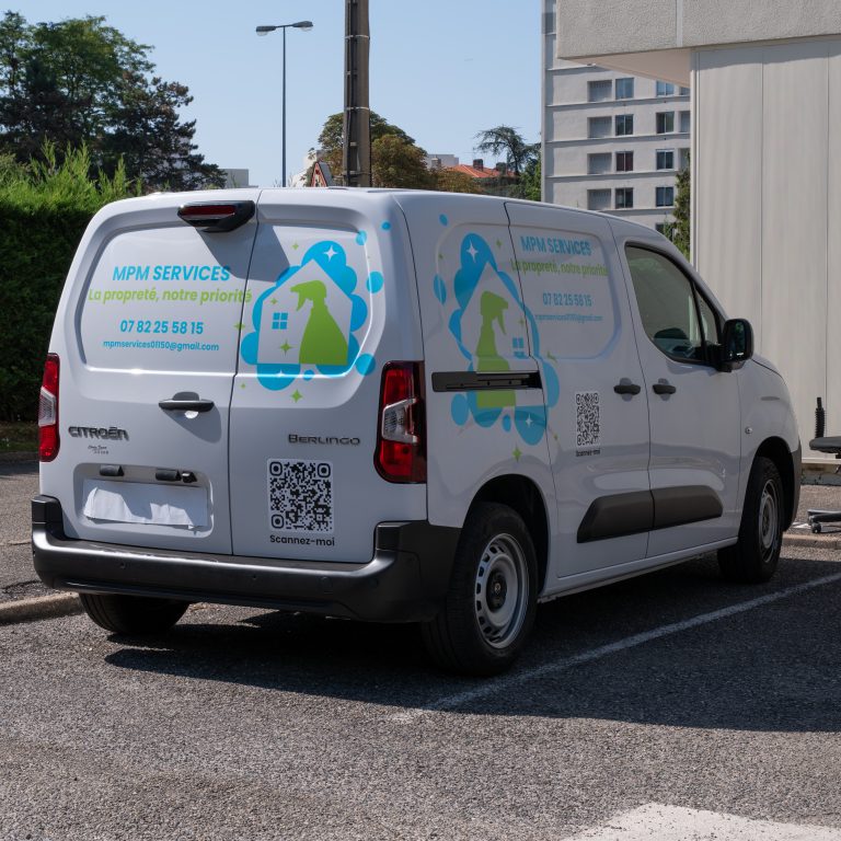 Marquage latéral du véhicule utilitaire MPM Services avec visuels adhésifs et QR code.