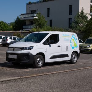 Utilitaire MPM Services floqué avec visuels adhésifs professionnels vue avant trois-quarts.