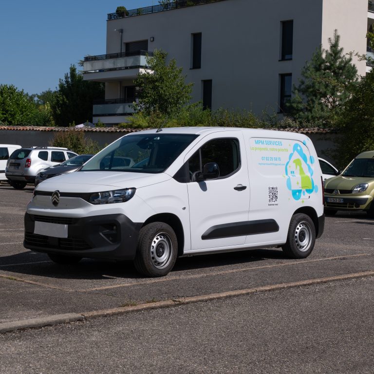 Utilitaire MPM Services floqué avec visuels adhésifs professionnels vue avant trois-quarts.