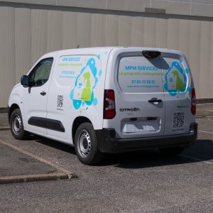 Vue arrière d’un utilitaire MPM Services floqué avec un marquage adhésif complet à Lyon.
