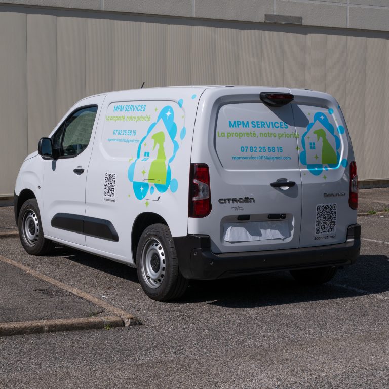 Vue arrière d’un utilitaire MPM Services floqué avec un marquage adhésif complet à Lyon.