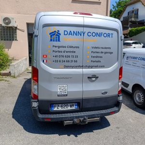Vue arrière de l’utilitaire floqué Danny Confort après installation du marquage publicitaire.