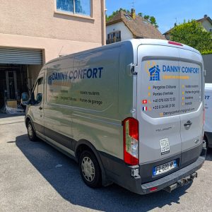 Flanc droit du véhicule utilitaire Danny Confort floqué avec ses services et coordonnées.