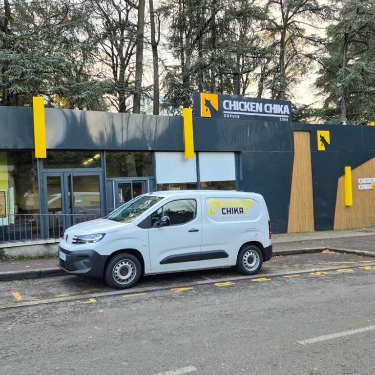 Flocage véhicule Saint-Étienne : utilitaire Chicken Chika floqué devant le restaurant
