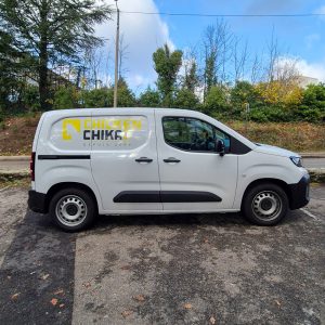 Flocage utilitaire à Saint-Étienne : marquage latéral du véhicule d’approvisionnement Chicken Chika