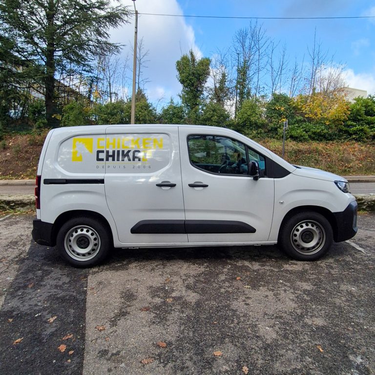 Flocage utilitaire à Saint-Étienne : marquage latéral du véhicule d’approvisionnement Chicken Chika