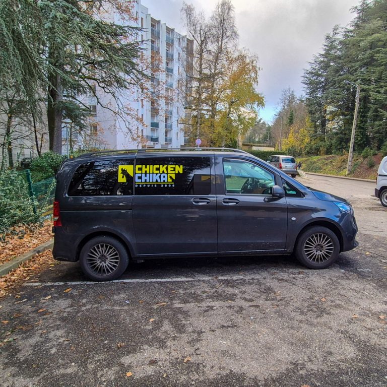 Flocage véhicule de livraison : marquage latéral sur voiture Chicken Chika en Rhône-Alpes