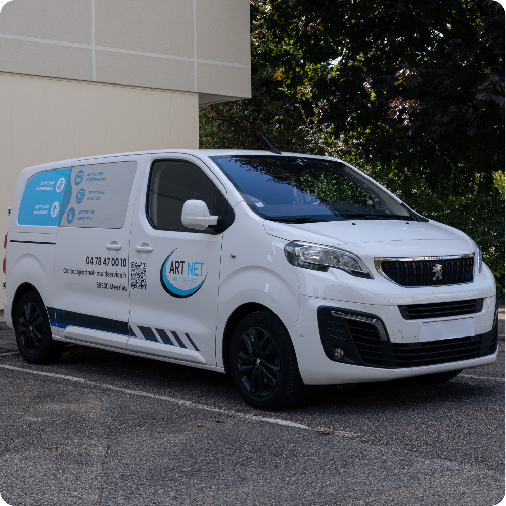 Flocage utilitaire ART NET avec lettrage adhésif et design épuré.