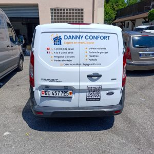 Flocage arrière complet du véhicule Danny Confort avec services et QR code.
