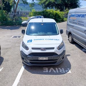 Utilitaire Danny Confort floqué à l’avant avec coordonnées bien visibles.
