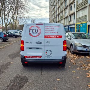 Marquage arrière utilitaire à Bron : véhicule sécurité incendie Synergie Groupe avec infos visibles et cohérence de marque