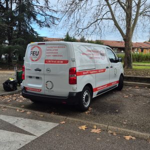 Marquage flotte utilitaire à Lyon : véhicule Synergie Groupe sécurité incendie avec covering rouge et coordonnées