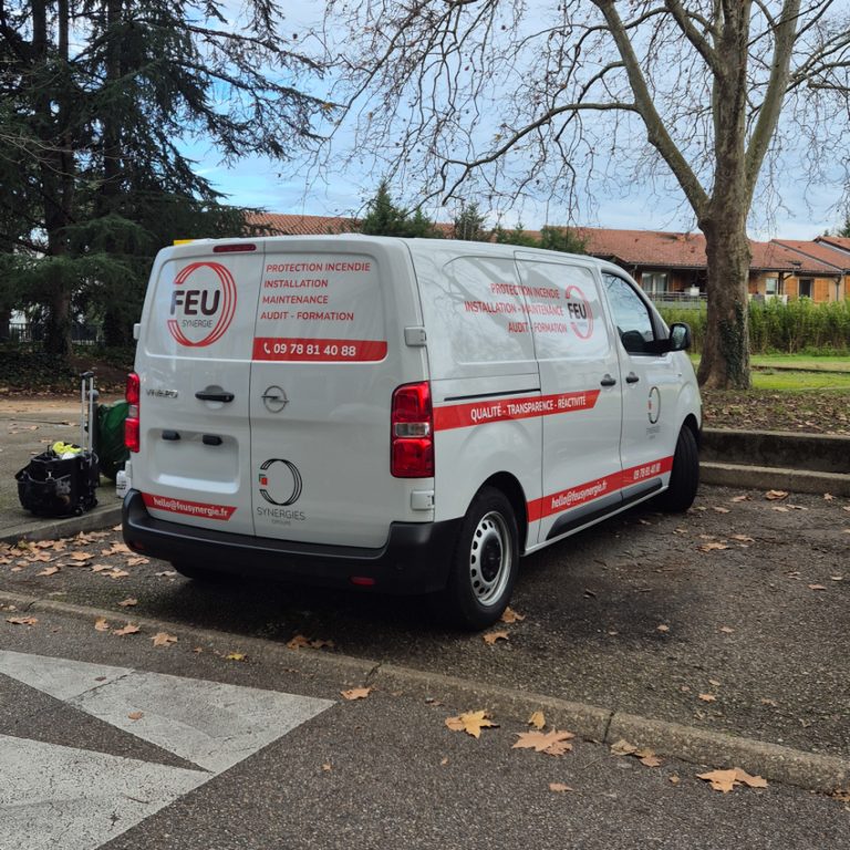 Marquage flotte utilitaire à Lyon : véhicule Synergie Groupe sécurité incendie avec covering rouge et coordonnées