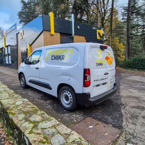Covering utilitaire à Saint-Étienne : flocage adhésif Chicken Chika sur véhicule de livraison