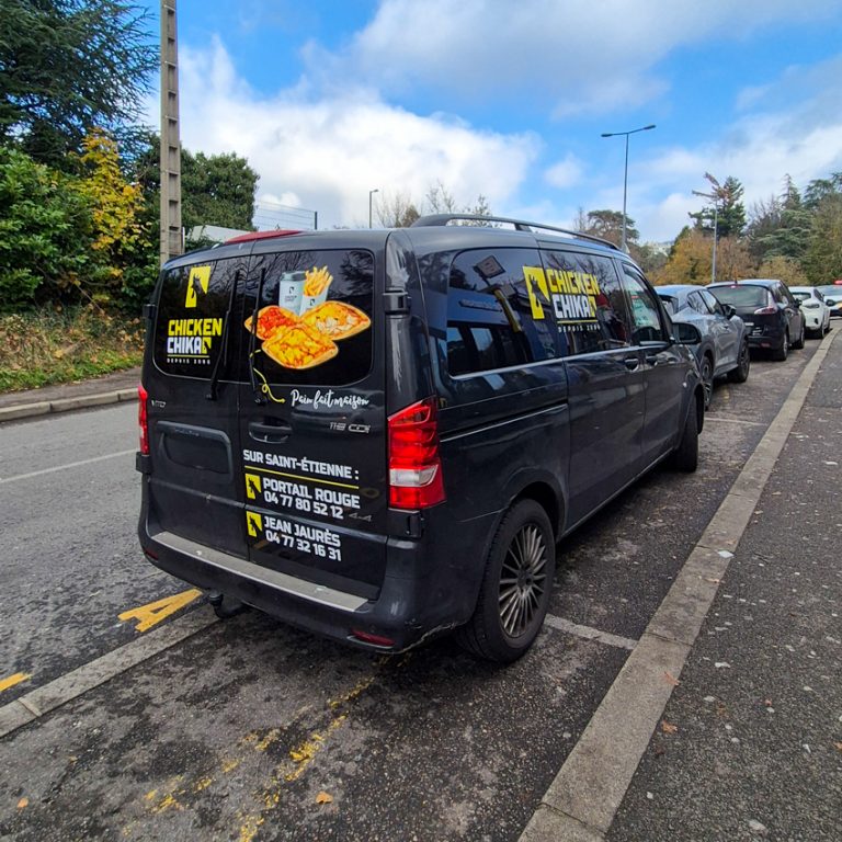 Marquage utilitaire en Rhône-Alpes : flocage du van Chicken Chika (pose à Saint-Étienne)