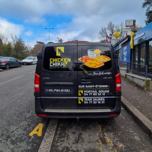 Flocage véhicule d’approvisionnement : marquage adhésif sur van Chicken Chika entre Lyon et Saint-Étienne