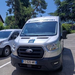 Flocage utilitaire Danny Confort vu de face avec logo et identité graphique.