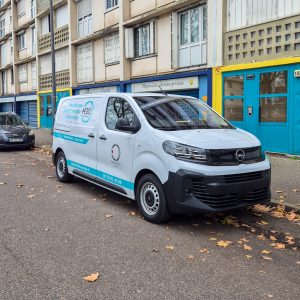 Marquage publicitaire véhicule à Lyon : utilitaire Hygiène 3D Synergie Groupe avec design cohérent et couleur métier