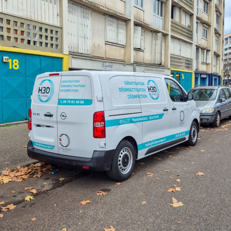 Flocage flotte utilitaire à Bron : véhicule Hygiène 3D Synergie Groupe avec marquage bleu et services visibles