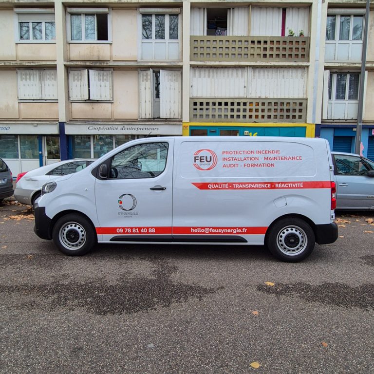 Marquage de flotte utilitaire à Lyon : véhicule Synergie Groupe sécurité incendie avec covering rouge par métier