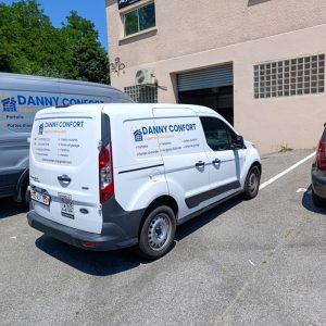 Utilitaire floqué Danny Confort avec marquage latéral installé en Haute-Savoie.