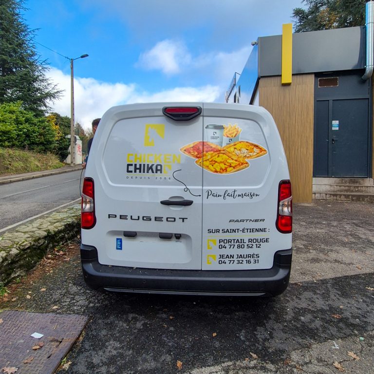 Marquage véhicule utilitaire : flocage Chicken Chika posé sur site à Saint-Étienne en Rhône-Alpes