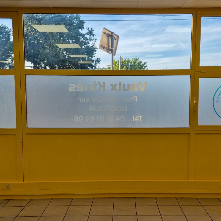 Film dépoli installé sur la vitrine du cabinet Vaulx Kinés à Vaulx-en-Velin pour garantir intimité et visibilité.