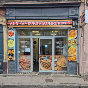 Vitrophanie à Lyon : façade du restaurant Aux Saveurs Maghrébines à Oullins avec vitrine et enseigne personnalisées