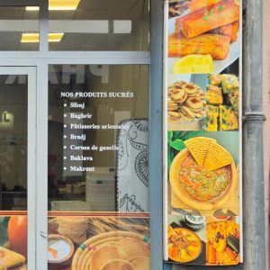 Pose de lettrage et de film microperforé : vitrophanie restaurant à Oullins pour Aux Saveurs Maghrébines