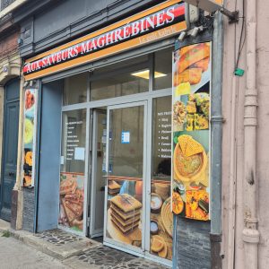 Vitrophanie complète à Oullins : covering vitrine du restaurant Aux Saveurs Maghrébines avec film microperforé et stickers
