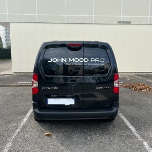 Marquage arrière utilitaire : flocage minimaliste John Mood Pro avec identité de marque (Lyon)
