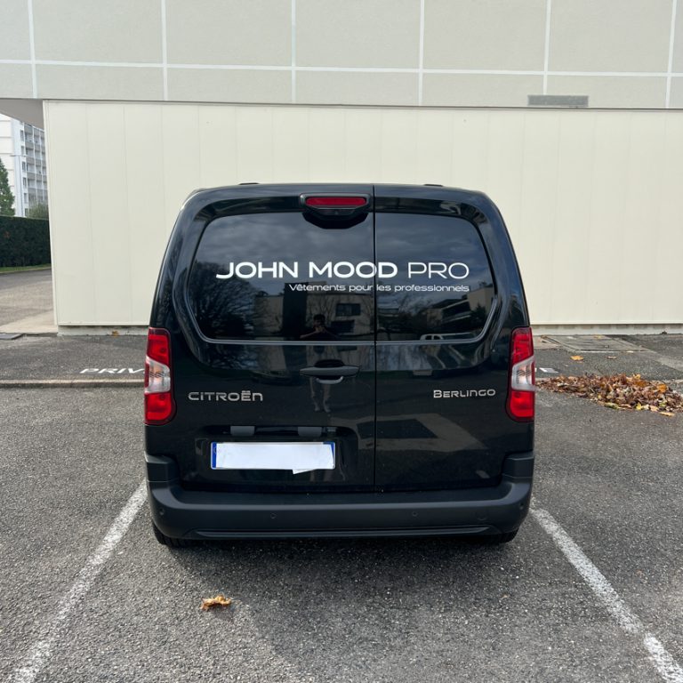 Marquage arrière utilitaire : flocage minimaliste John Mood Pro avec identité de marque (Lyon)