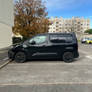 Marquage véhicule premium : flocage utilitaire sobre John Mood Pro à Lyon (profil latéral)