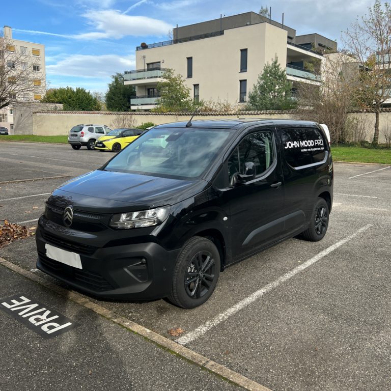 Flocage utilitaire minimaliste à Lyon : covering haut de gamme John Mood Pro (vue avant)
