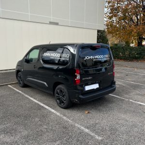 Marquage d’utilitaire minimaliste à Lyon : flocage sobre John Mood Pro sur véhicule noir (vue arrière)