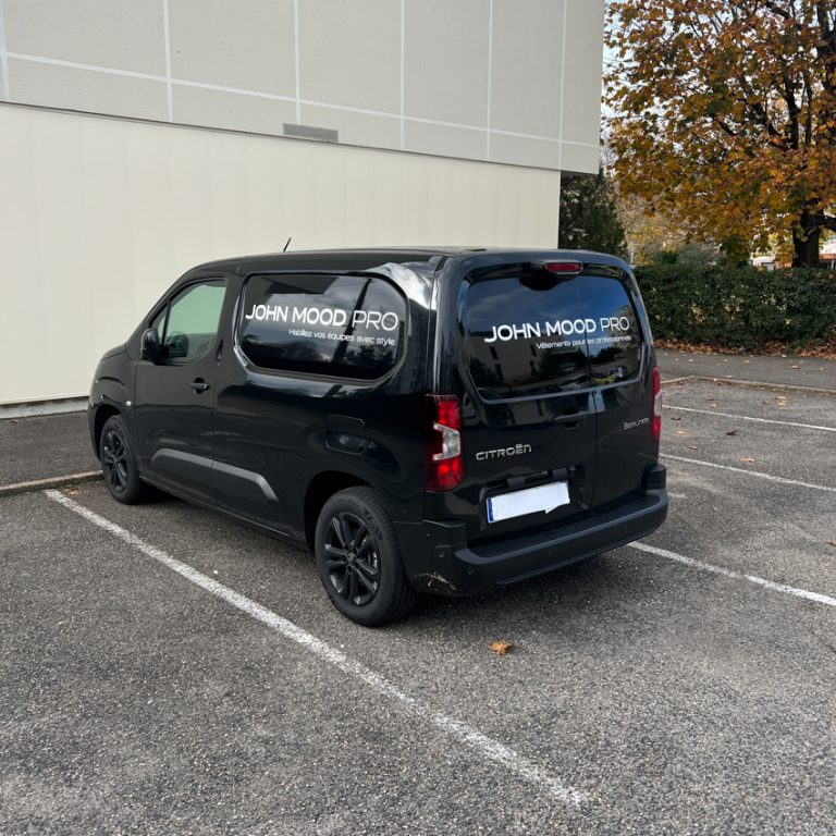 Marquage d’utilitaire minimaliste à Lyon : flocage sobre John Mood Pro sur véhicule noir (vue arrière)