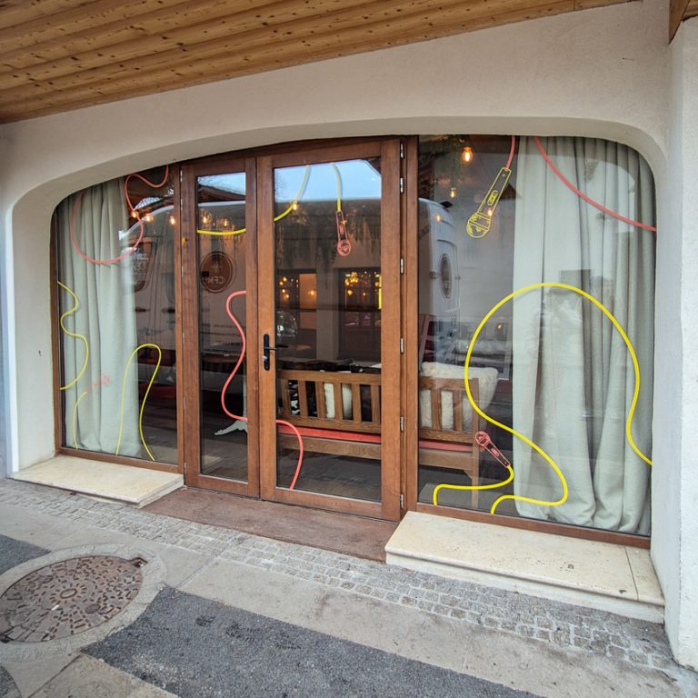 Vitrophanie pour commerce à Megève : vitrines et portes habillées pour le karaoké Cosa Papa (74)