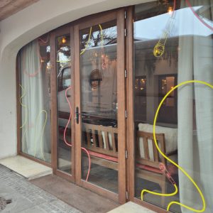 Vitrophanie intégrale en Haute-Savoie : covering complet sur vitres et huisseries du karaoké Cosa Papa