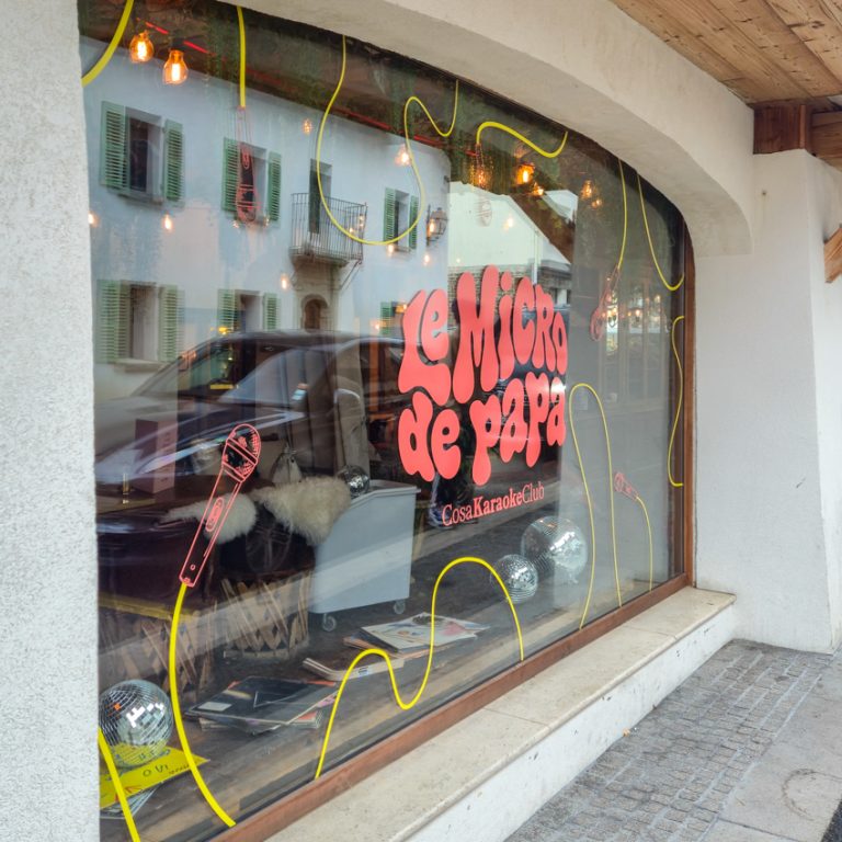 Habillage vitrine à Megève : vitrophanie intégrale posée sur vitrage du karaoké Cosa Papa (vue angle)