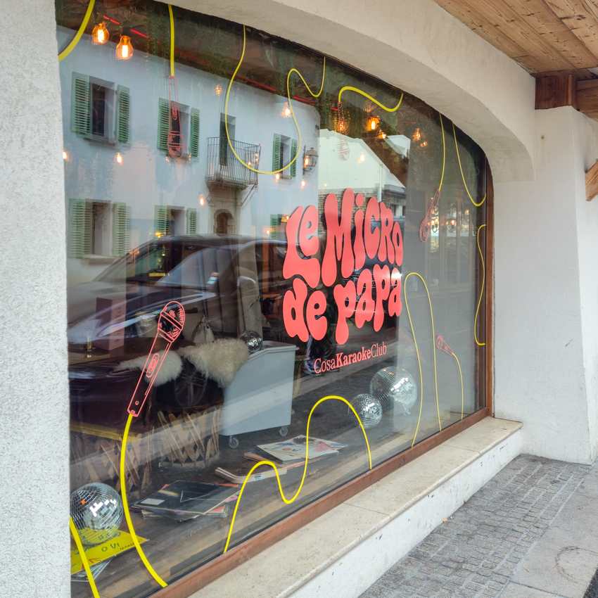 Habillage vitrine à Megève : vitrophanie intégrale posée sur vitrage du karaoké Cosa Papa (vue angle)