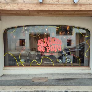 Vitrophanie intégrale grand format : vitrine du karaoké Cosa Papa à Megève (74)