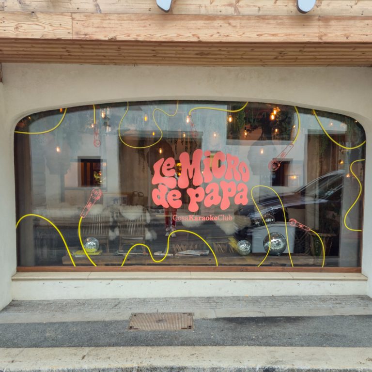Vitrophanie intégrale grand format : vitrine du karaoké Cosa Papa à Megève (74)