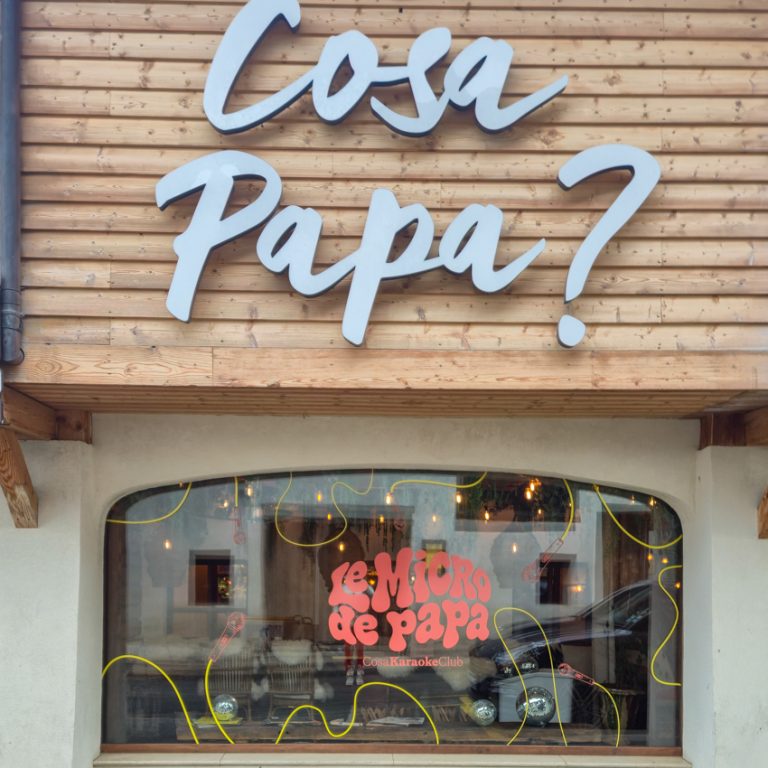 Vitrophanie pour commerce à Megève : façade du karaoké Cosa Papa avec vitrine habillée et enseigne