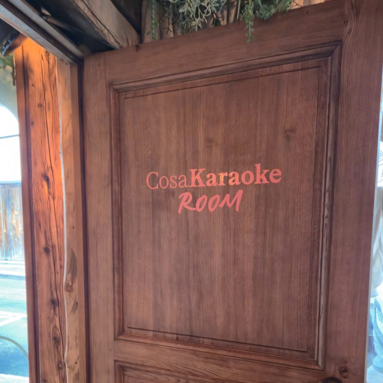Vitrophanie intégrale à Megève : entrée du karaoké Cosa Papa avec marquage “CosaKaraoke Room”