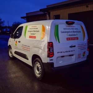 Marquage véhicule professionnel à Lyon : utilitaire La Petite Mandarine floqué pour la conciergerie et blanchisserie